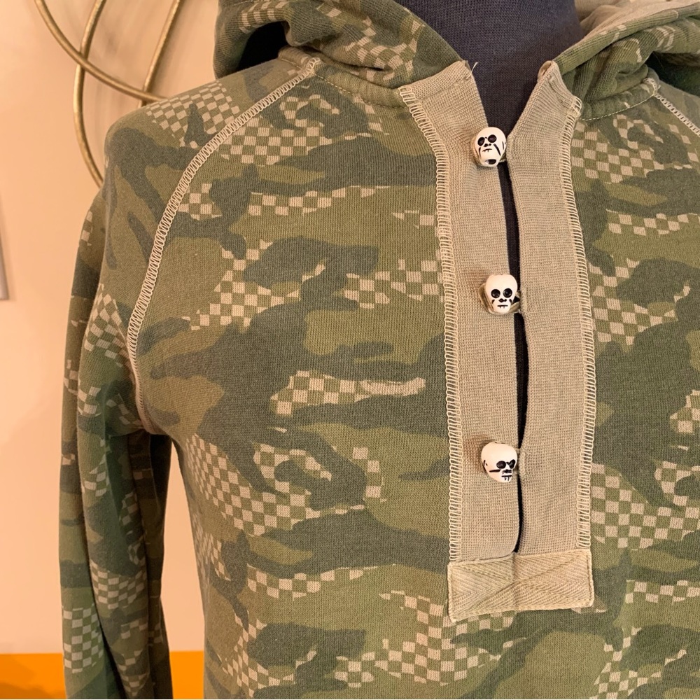 VANS camouflage pullover hoodie . 💀